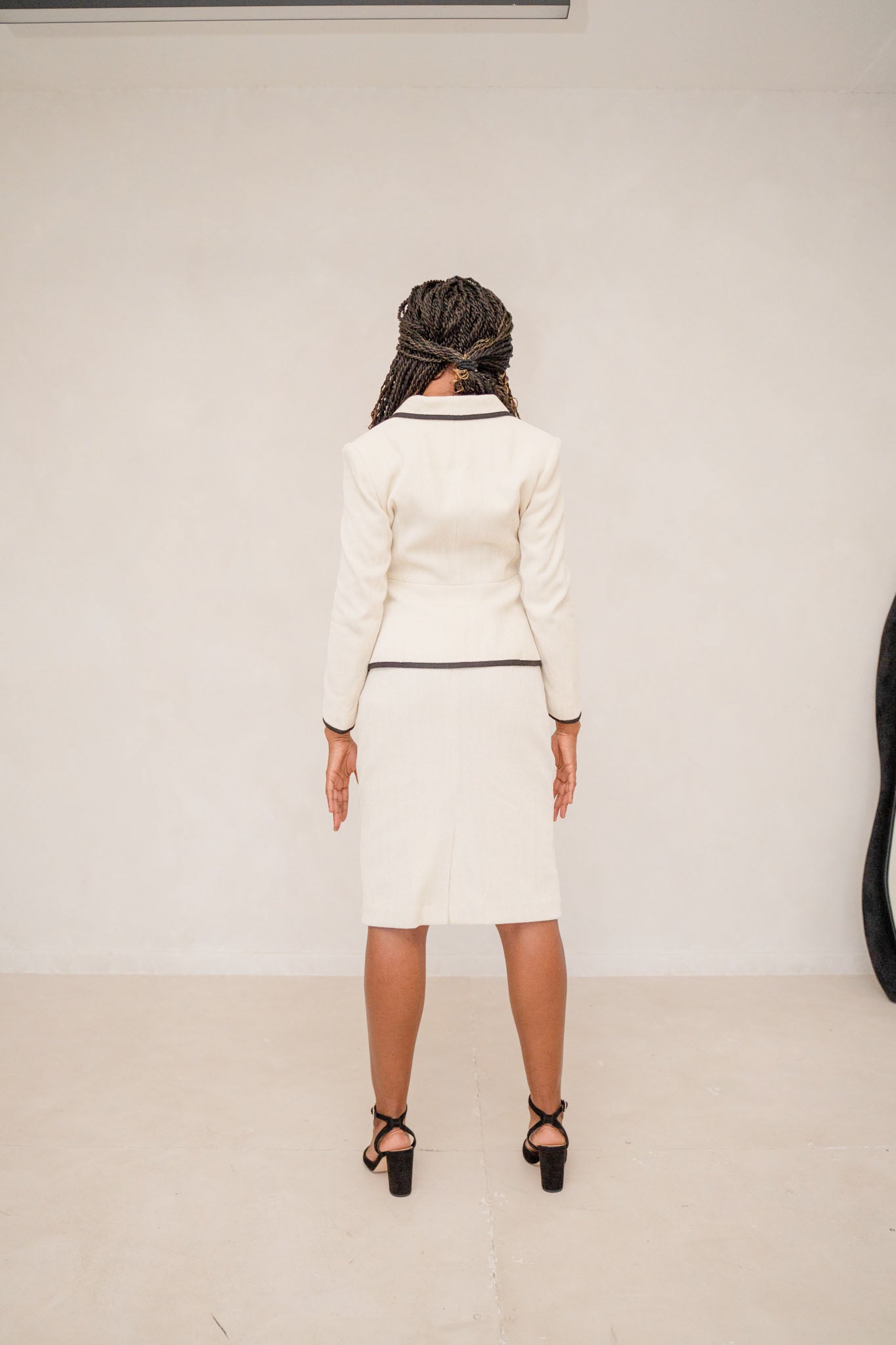 The beige piped peplum tweed skirt suit - Image 4